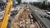 Kondisi pengerjaan proyek LRT Jabodetabek di kawasan Cawang, Jakarta Timur, Selasa (22/8). Dinas Perhubungan DKI Jakarta berencana memperluas kawasan ganjil genap hingga ke area pembangunan LRT. (Liputan6.com/Immanuel Antonius)