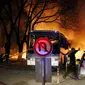 Seorang polisi mengamankan lokasi ledakan bom mobil di Ankara, Turki, Rabu (17/2). Bom yang meledak ketika iring-iringan bus militer tengah lewat tersebut menewaskan 28 orang dan melukai 60 lainnya.  (REUTERS/Mustafa Kirazli/Cihan News Agency TURKEY OUT)