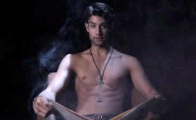 Wow, pria seksi saat membaca buku cerita sebelum tidur. | Foto: copyright Youtube.com