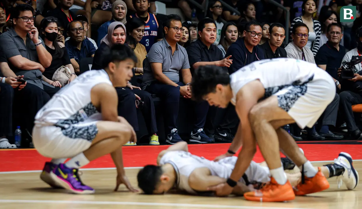 Erick Thohir sebagai Anggota Dewan Federasi Bola Basket Internasional (FIBA) saat menonton laga gim ketiga final IBL All Indonesia 2024 antara Pelita Jaya melawan Satria Muda yang berlangsung di Hall Basket, Senayan, Jakarta, Sabtu (06/10/2024). (Bola.com/Bagaskara Lazuardi)