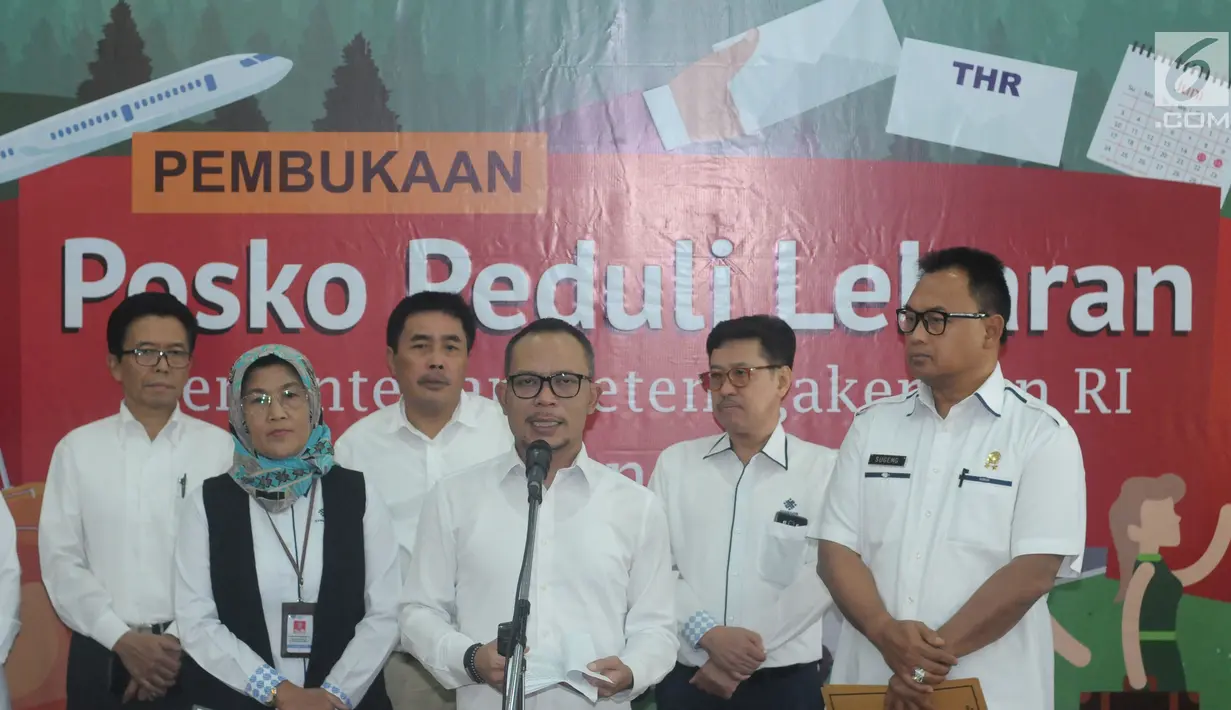 Menteri Ketenagakerjaan (Menaker) M Hanif Dhakiri (keempat kiri) memberi keterangan jelang membuka Posko Peduli Lebaran 2018 di Gedung B Kemenaker, Jakarta, Senin (28/5). Posko juga menerima aduan pemasalahan seputar THR. (Liputan6.com/Helmi Fithriansyah)