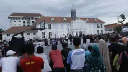 Warga menyaksikan pertandingan basket 3x3 pada acara Asian Games Sport Festival di Taman Fatahilah, Jakarta, Sabtu (9/12/2017). Acara tersebut bertujuan untuk mempromosikan Asian Games 2018. (Bola.com/M Iqbal Ichsan)