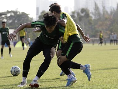 Pemain Timnas Indonesia U-23, Feby Eka, berebut bola saat latihan di Lapangan G, Senayan, Rabu (6/11). Jelang SEA Games 2019, Timnas Indonesia U-23 terus pertajam transisi pemain. (Bola.com/Yoppy Renato)