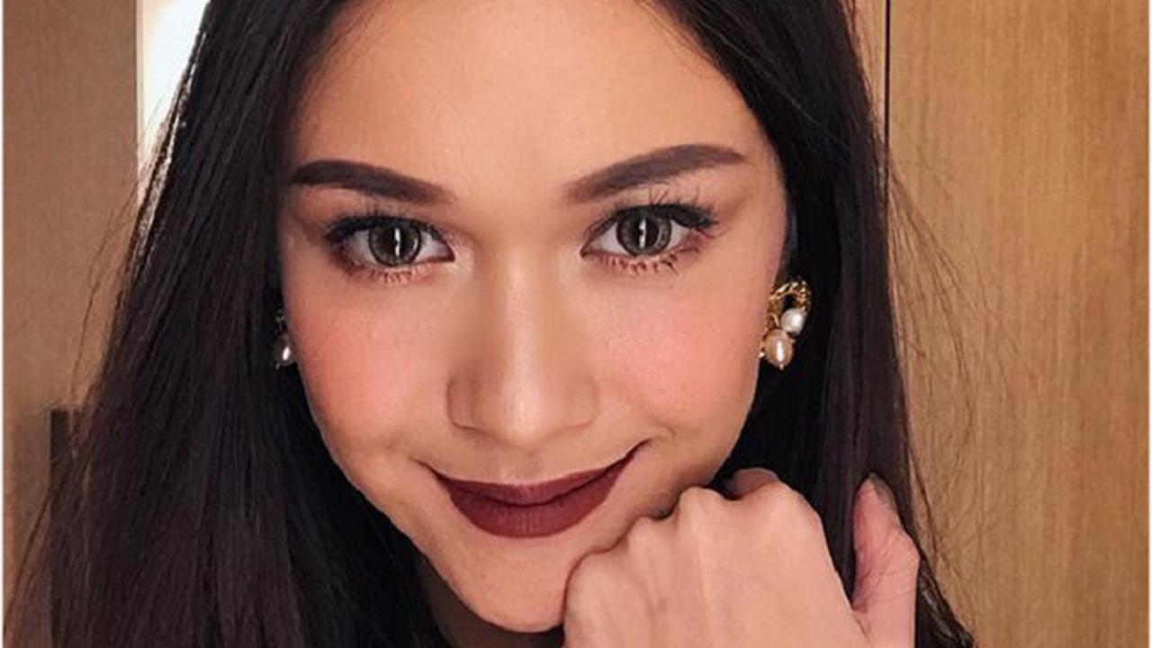 [Bintang] Bukan Warna Merah Biasa, Nana Mirdad Tampak Cantik dengan Lipstik Merah Burgundy