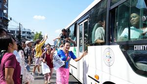 Para tahanan yang dibebaskan, berada di dalam bus, disambut oleh anggota keluarga dan rekan-rekan mereka setelah meninggalkan Penjara Insein pada Minggu (4/1/2026), di Yangon, Myanmar. (Dok. AP/Thein Zaw)