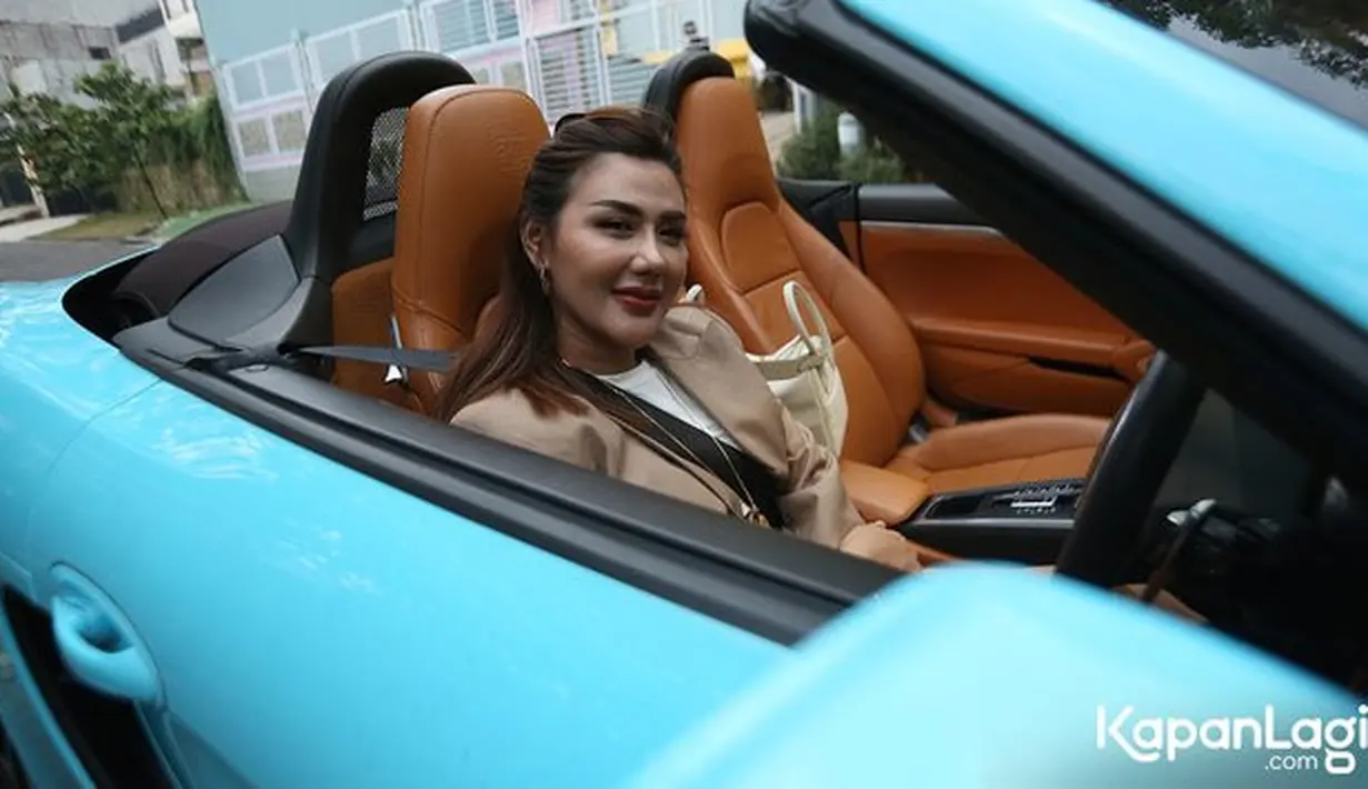 Rey Utami dikenal sebegai salah satu artis yang kaya raya. Barang-barang branded kerap melekad pada perempuan berusia 36 tahun ini. Sempat saldo di rekening sisa Rp 60 ribu, berikut beberapa potret rumah dan mobil mewahnya. [Foto: KapanLagi.com®/Budy Santoso]