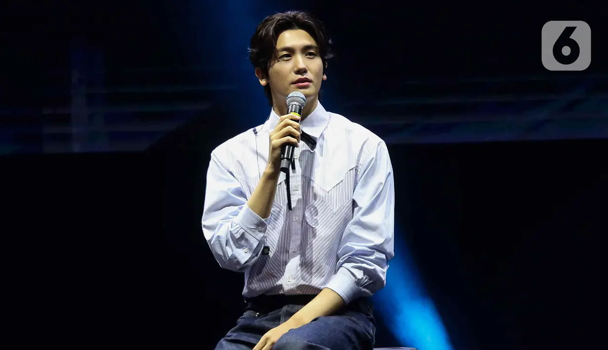 Usai bernyanyi, Park Hyung Sik langsung menyapa penggemar. (Liputan6.com/Herman Zakharia)