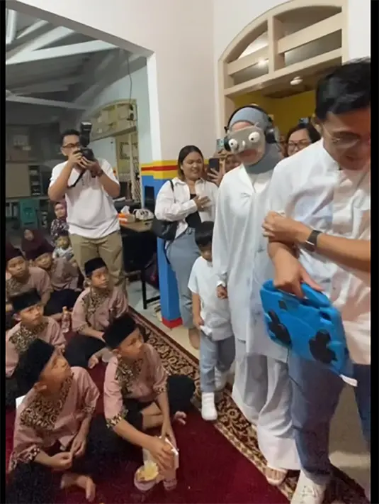 Tya mendapatkan kejutan ulang tahun di rumah anak yatim piatu. Menurutnya, surprise ini yang paling diinginkan selama ini. [Instagram/tya_ariestya]