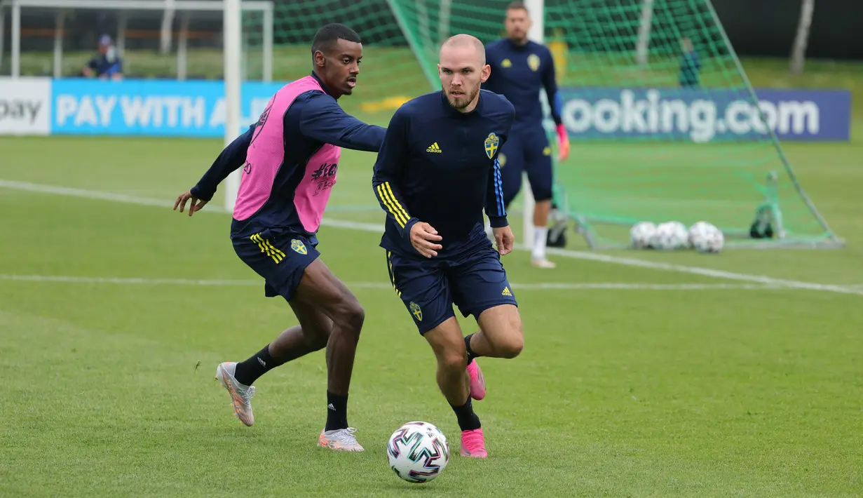 Striker Swedia, Alexander Isak (kiri) dan Marcus Danielson berebut bola, selama sesi latihan di Gothia Park Academy di Gothenburg, Swedia, Selasa (22/6/2021).  Swedia akan menghadapi Polandia dalam pertandingan grup E Euro 2020 di St. Petersburg, Rusia. (Adam Ihse/TT News Agency via AP)