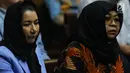 Ibunda Bupati nonaktif Kutai Kartanegara Rita Widyasari, Dayang Kartini menghadiri sidang pembacaan vonis di Pengadilan Tipikor, Jakarta, Jumat (6/7). Dalam putusan, majelis hakim mencabut hak politik Bupati Rita selama 5 tahun. (Liputan6.com/Johan Tallo)