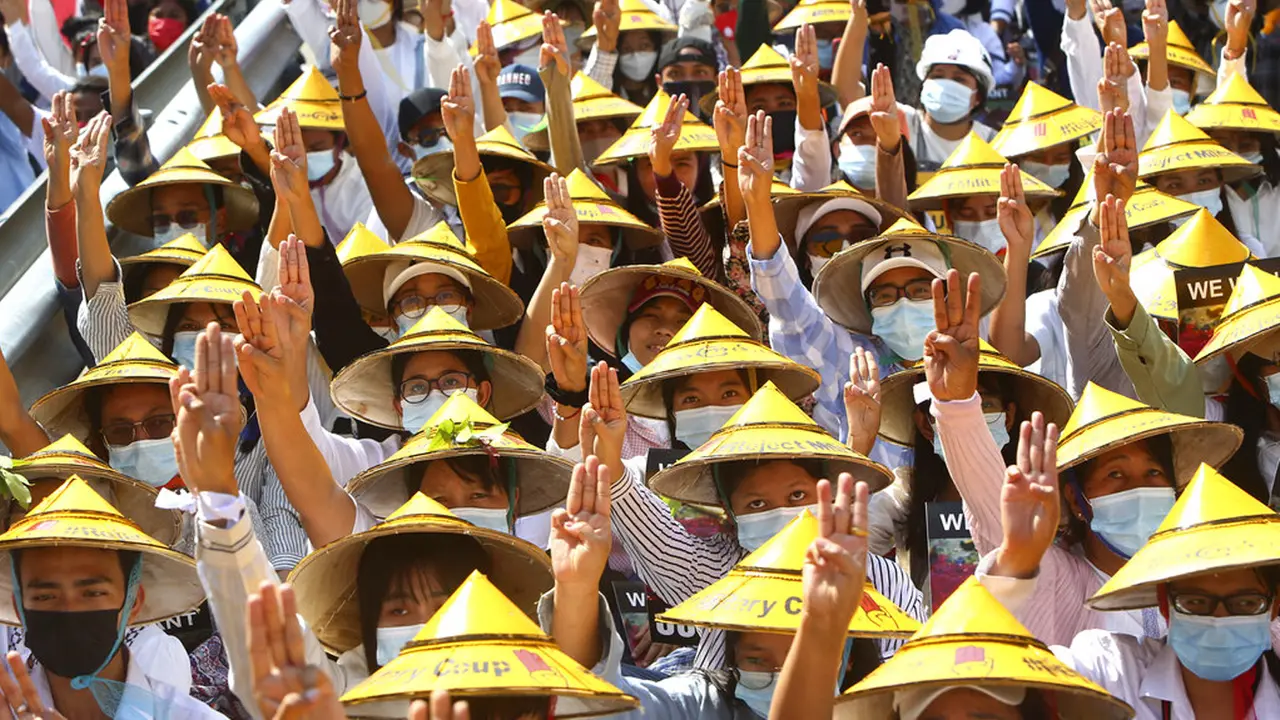FOTO: Aksi Protes Kudeta Militer Myanmar Terus Berlanjut