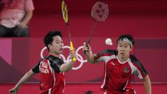 Pasangan ganda putra Indonesia, Marcus Gideon dan Kevin Sanjaya bertemu dengan pasangan Taiwan sekaligus peringkat tiga dunia, Lee Yang dan Wang Chi-Lin di pertandingan terakhir Grup A. (Foto: AP/Dita Alangkara)