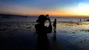 Pantai Kelan ini juga memiliki susana yang menarik bagi para pengunjung untuk datang. Salah satu keunikan pantai ini, terletak di seberang runway Bandara I Gusti Ngurah Rai, Bali. Sehingga para pelancong bisa menyasikan hilir-mudik pesawat dengan dekat.(merdeka.com/Arie Basuki)