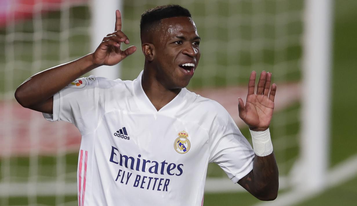 Penyerang Real Madrid, Vinicius Junior, merayakan gol yang dicetaknya ke gawang Real Valladolid pada laga lanjutan Liga Spanyol di Estadio Alfredo Di Stefano, Kamis (1/10/2020) dini hari WIB. Real Madrid menang 1-0 atas Valladolid. (AP Photo/Manu Fernandez)