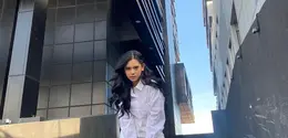 Outfit Ziva Magnolya yang satu ini bisa jadi inspirasi dengan serba putih. Memadukan kemeja putih dan celana pendek serta menjinjing tas Balenciaga berwarna denim [instagram/zivamagnolya]