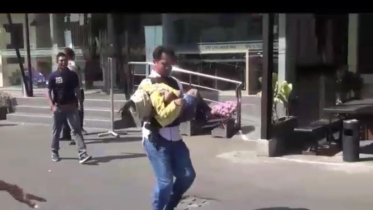 AKBP Ronny Faisal Faton, Kasat Narkoba Polrestabes, selamatkan seorang anak dalam serangan bom bunuh diri.