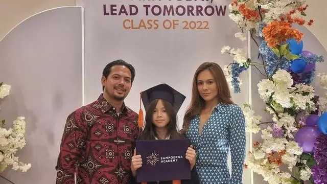 10 Gaya Artis Dampingi Anak Wisuda yang Bisa Jadi Inspirasi, Dewi Perssik Tampil bak Lady Boss dengan Setelan Jas