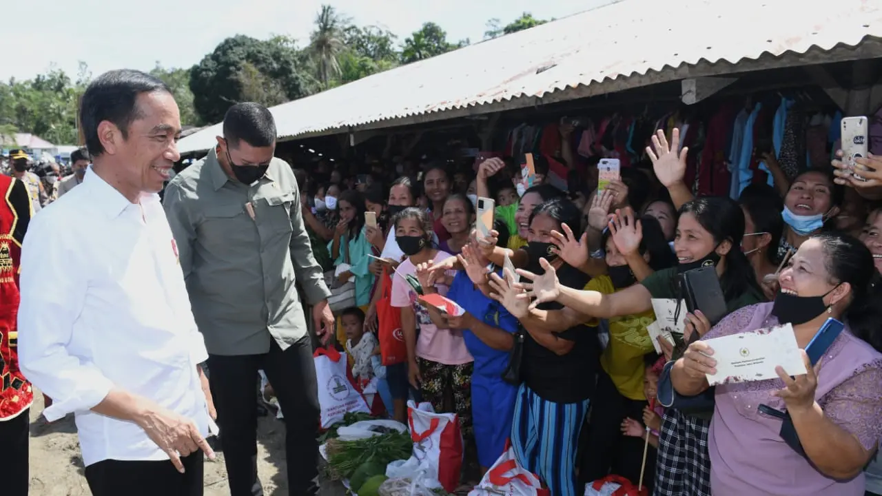 Kunjungi Pasar Alasan di Nias, Jokowi Berbelanja Pisang dan Bagikan Bantuan PKH.