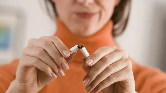 Bagaimana Mau Cantik Kalau Hobinya Merokok Terus!