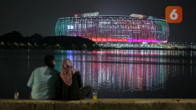 Foto: Menikmati Keindahan Jakarta International Stadium yang Bermandikan Cahaya dari Danau Cincin