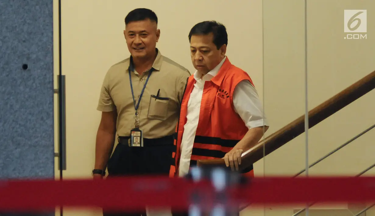 Terdakwa dugaan korupsi e-KTP, Setya Novanto (kanan) usai menjalani pemeriksaan di Gedung KPK, Jakarta, Rabu (3/1).Pada Kamis (4/1) besok, Setnov akan menjalani sidang lanjutan di Pengadilan Tipikor. (Liputan6.com/Helmi Fithriansyah)