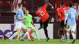 Pemain Rennes Joris Gnagnon (tengah) mencetak gol ke gawang Lazio pada pertandingan Grup E Liga Europa di Stadion Roazhon Park, Rennes, Prancis, Kamis (12/12/2019). Lazio gagal lolos ke 32 besar Liga Europa setelah kalah dari Rennes 2-0. (AP Photo/David Vincent)