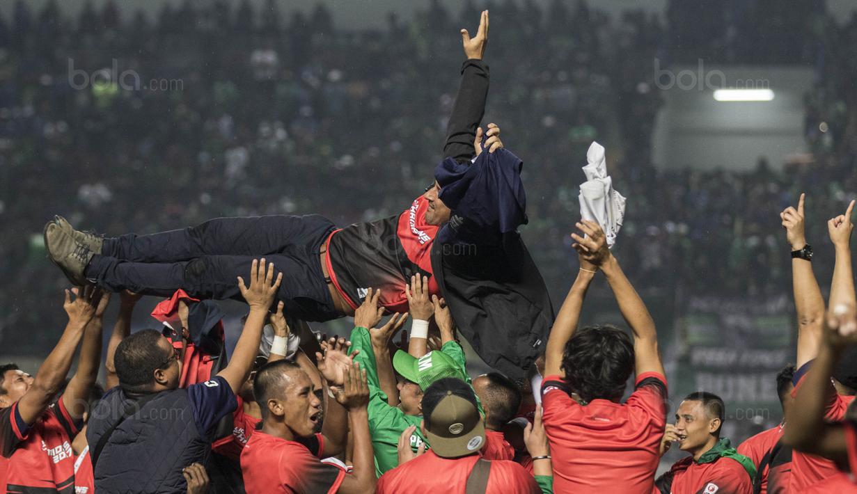 Para pemain mengangkat pelatih Persebaya, Alfredo Vera, usai mengalahkan PSMS pada laga final Liga 2 di Stadion GBLA, Bandung, Selasa (28/11/2017). PSMS kalah 2-3 dari Persebaya. (Bola.com/Vitalis Yogi Trisna)