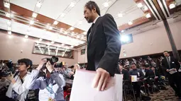 Jumpei Yasuda, jurnalis lepas Jepang yang sempat ditahan 3 tahun di Suriah, tiba untuk konferensi pers di Tokyo, Jumat (2/11). Sejak kembali ke Jepang, Yasuda menghabiskan beberapa waktu di rumah sakit untuk memantau kesehatannya. (AP/Eugene Hoshiko)