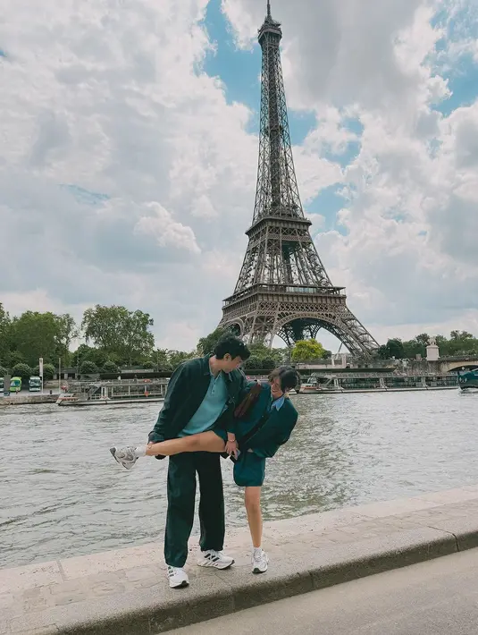 Vidi dan Sheila bergaya serasi lewat pilihan warna item fashion yang senada, yakni biru-hitam. [@vidialdiano]