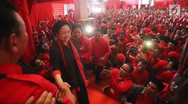 Ketua Umum PDIP Megawati Soekarnoputri dan Ketua DPP PDIP Puan Maharani saat menghadiri kampanye rapat umum di Solo, Jawa Tengah, Minggu (31/3). Kampanye yang dihadiri ribuan kader PDIP Se-Jawa Tengah untuk membuktikan kader dan simpatisan bersatu. (Liputan6.com/HO/Iwan)