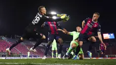 Striker Lazio, Ciro Immobile, berusaha mencetak gol ke gawang Bologna pada laga Liga Italia di Stadion Renato Dall’Ara, Minggu (28/2/2021). Lazio takluk dengan skor 2-0. (Massimo Paolone/LaPresse via AP)