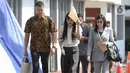 Sandra Dewi (tengah) merupakan istri dari Harvey Moeis yang telah ditetapkan sebagai tersangka, pada Rabu (27/3/2024) lalu. (Liputan6.com/Herman Zakharia)