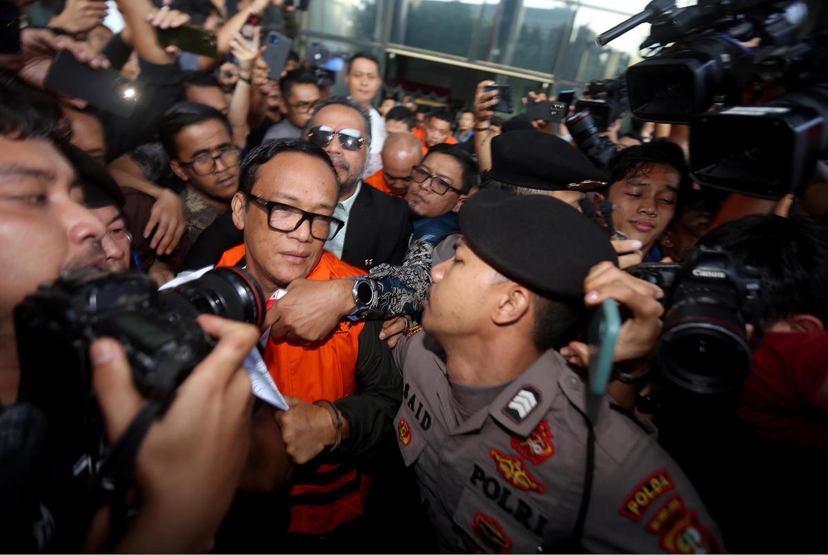 FOTO:  Wamenaker Immanuel Ebenezer Menangis Usai Ditetapkan Tersangka Kasus Sertifikat K3