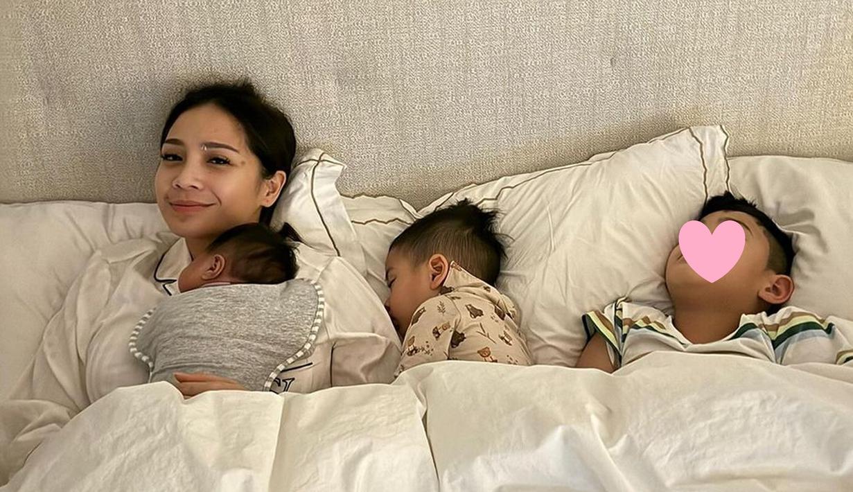 <p>Momen hangat Nagita Slavina tidur bareng ketiga buah hatinya. Pada April 2024 lalu ketika pertama kali unggah foto Lily, Raffi Ahmad menyebut jika Lily seperti kado terindah. Tak hanya Raffi &ndash; Nagita dan keluarga besar, Rafathar dan Rayyanza juga menerima baik kehadiran adik angkatnya itu. Bahkan dalam setiap foto yang diunggah, keduanya terlihat sangat menyayangi Lily. (Liputan6.com/IG/raffinagita1717)</p>