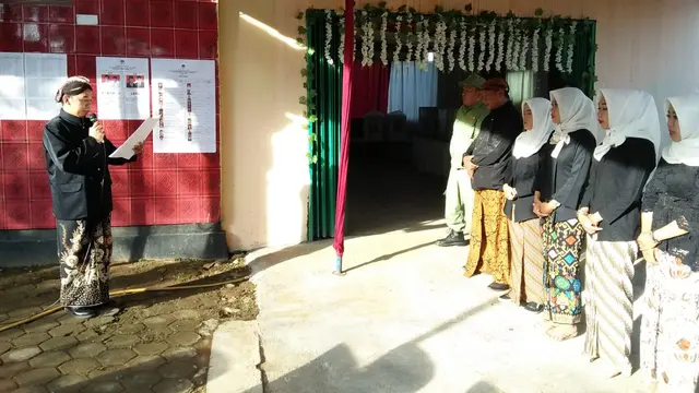 Petugas TPS 05 Desa Tangkisan Kecamatan Mrebet, Purbalingga menyambut para pemilih layaknya hajatan khitanan atau pernikahan. (Foto: Liputan6.com/KPU PBG/Muhamad Ridlo)