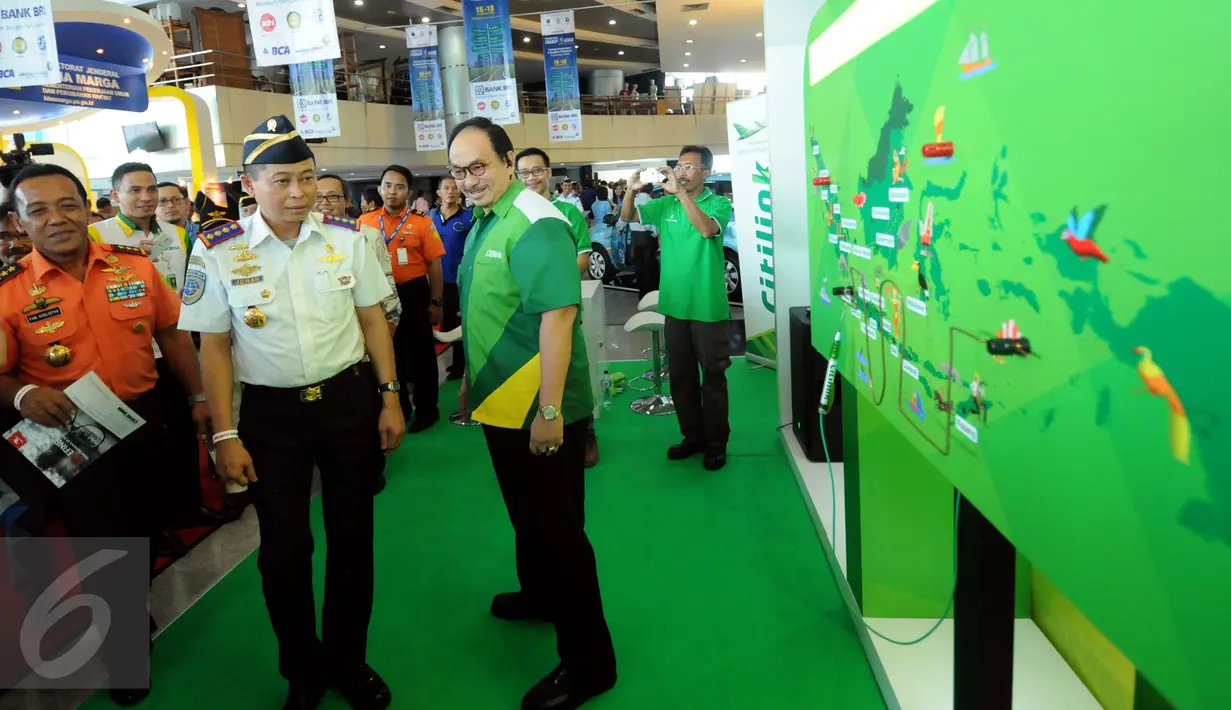 Menteri Perhubungan, Ignasius Jonan (kedua kiri) meninjau salah satu stand Pameran Transportasi Indonesia 2015 di Jakarta, Rabu (16/9/2015). Pameran bertema Perkuat Keselamatan dan Kualitas Pelayanan Transportasi Publik. (Liputan6.com/Helmi Fithriansyah)