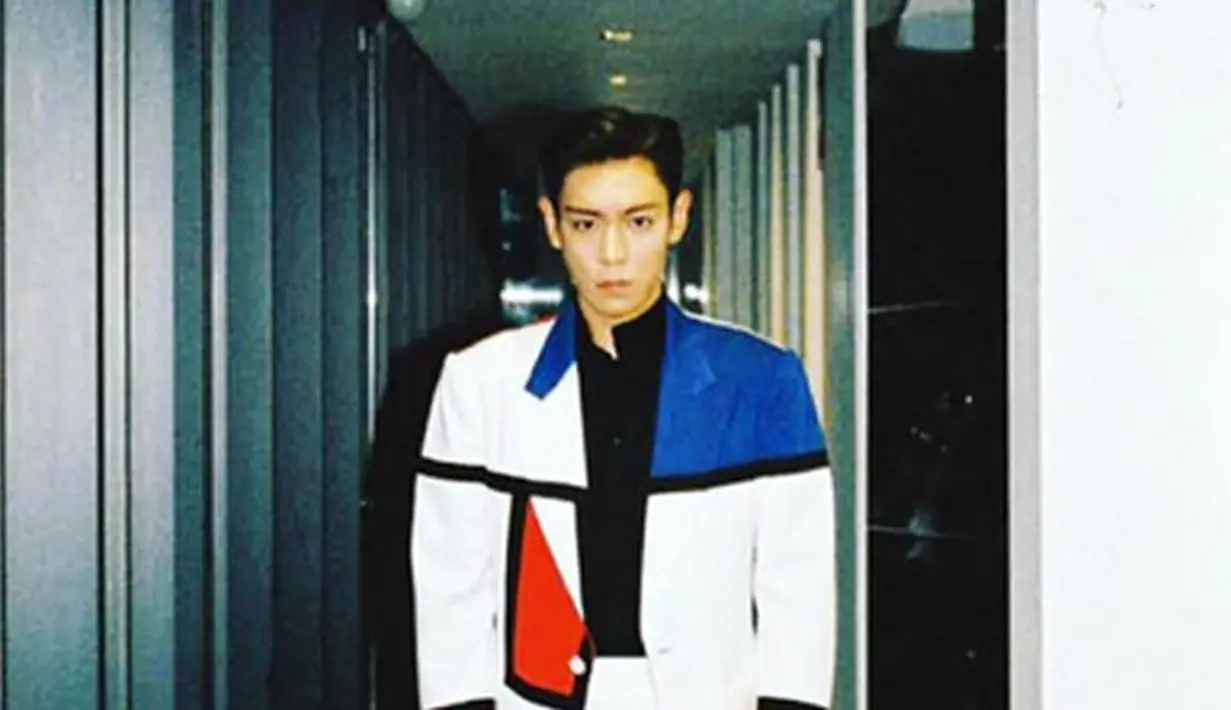 Beberapa waktu lalu T.O.P Big Bang yang sedang menjalani wajib militernya harus terjerat kasus hukum. Ia tertagkap sedang mengonsumsi narkoba jenis ganja. Kini ia sudah kembali diizinkan menjalani wajib militernya. (Instagram/choi_seung_hyun_tttop)