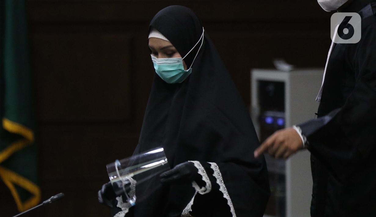 Terdakwa dugaan suap dan tindak pidana pencucian uang terkait kepengurusan fatwa untuk Djoko Tjandra di Mahkamah Agung, Pinangki Sirna Malasari saat sidang lanjutan di Pengadilan Tipikor Jakarta, Senin (2/11/2020). Sidang mendengar keterangan saksi-saksi. (Liputan6.com/Helmi Fithriansyah)