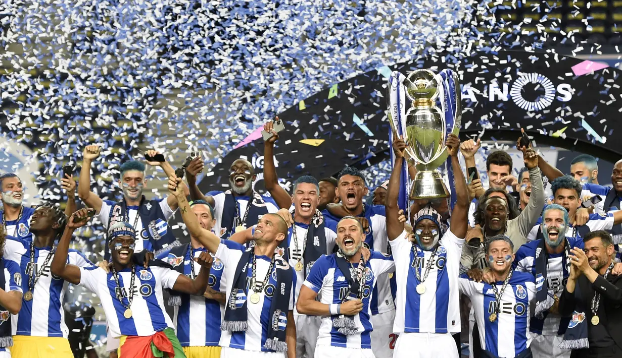 Para pemain FC Porto melakukan selebrasi usai memastikan diri menjadi juara Liga Portugal di Stadion Dragao, Senin (20/7/2020). FC Porto menjuarai Liga Portugal ini untuk yang ke-29 kalinya. (AFP/Miguel Riopa)