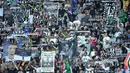 Suporter Juventus mendukung timnya saat meraih kemenangan 3-1 atas Sassuolo dalam lanjutan Serie A di Juventus Stadium, Turin, Sabtu (10/9/2016). (Reuters/Giorgio Perottino)