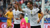 Gelandang Jerman, Leon Goretzka, merayakan gol yang dicetaknya ke gawang Australia pada laga Piala Konfederasi di Stadion Fisht, Sochi, Senin (19/6/2017). Jerman menang 3-2 atas Australia. (AFP/Patrik Stollarz)