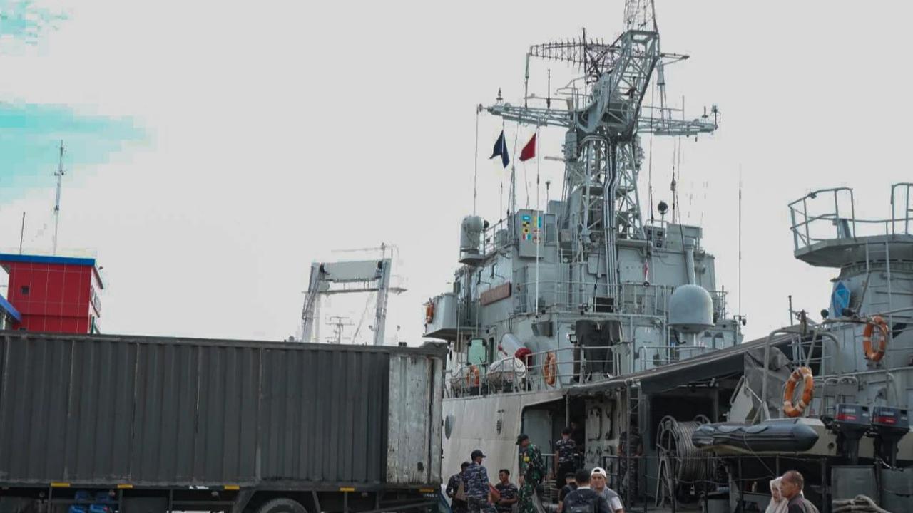 Pelepasan bantuan kemanusiaan dengan menggunakan kapal perang TNI AL di Dermaga Kolinlamil, Jakarta Utara, Minggu (30/22/2025).