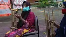 Seorang lansia mengikuti latihan angklung di Rumah Rehabilitasi Psikososial Dinas Sosial Kota Tangerang, Banten, Rabu (19/5/2021). Kegiatan berlatih angklung bagi lansia tersebut guna mengisi waktu luang sekaligus melatih motorik, auditori, dan sensorik para lansia. (Liputan6.com/Angga Yuniar)