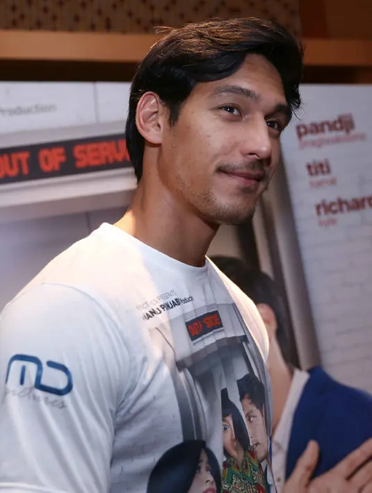 Ditemui di kawasan Blok M, Jakarta Selatan, Senin (3/7/2017), sambil tertawa Richard menampik rumor tersebut. Ia mengatakan orang tua mereka lah yang lebih dulu saling dekat dan mengenal. (Nurwahyunan/Bintang.com)