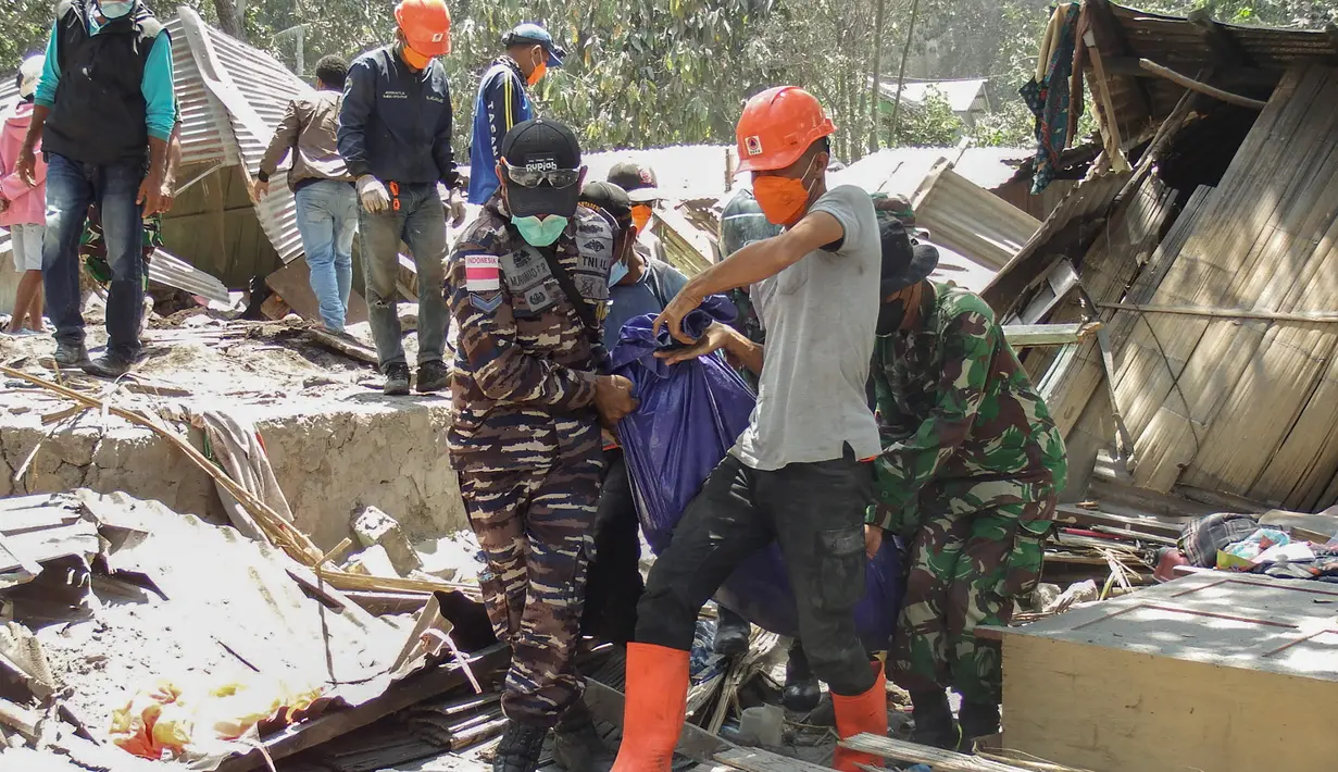 Sedikitnya, sepuluh orang dilaporkan meninggal dunia. Rata-rata korban korban meninggal dunia akibat tertindih bangunan rumah yang roboh. (ARNOLD WELIANTO/AFP)