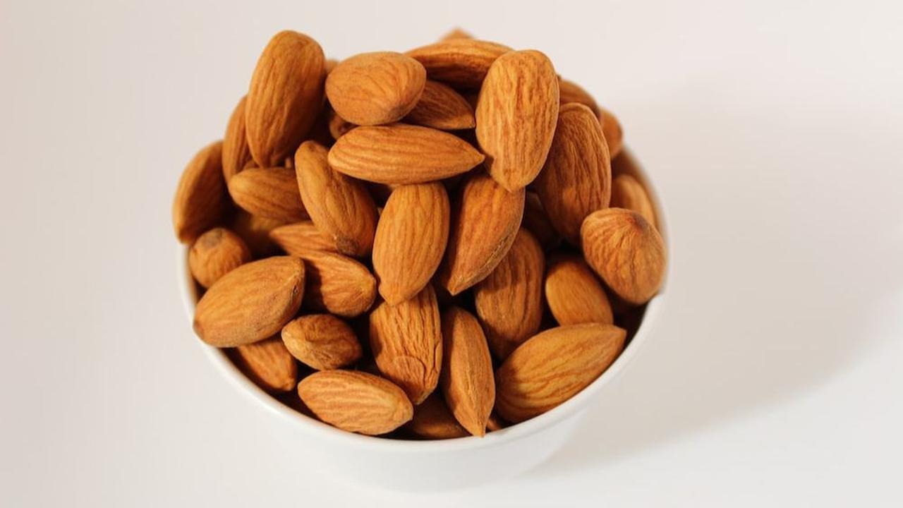 <b>Kacang Almond</b><br>