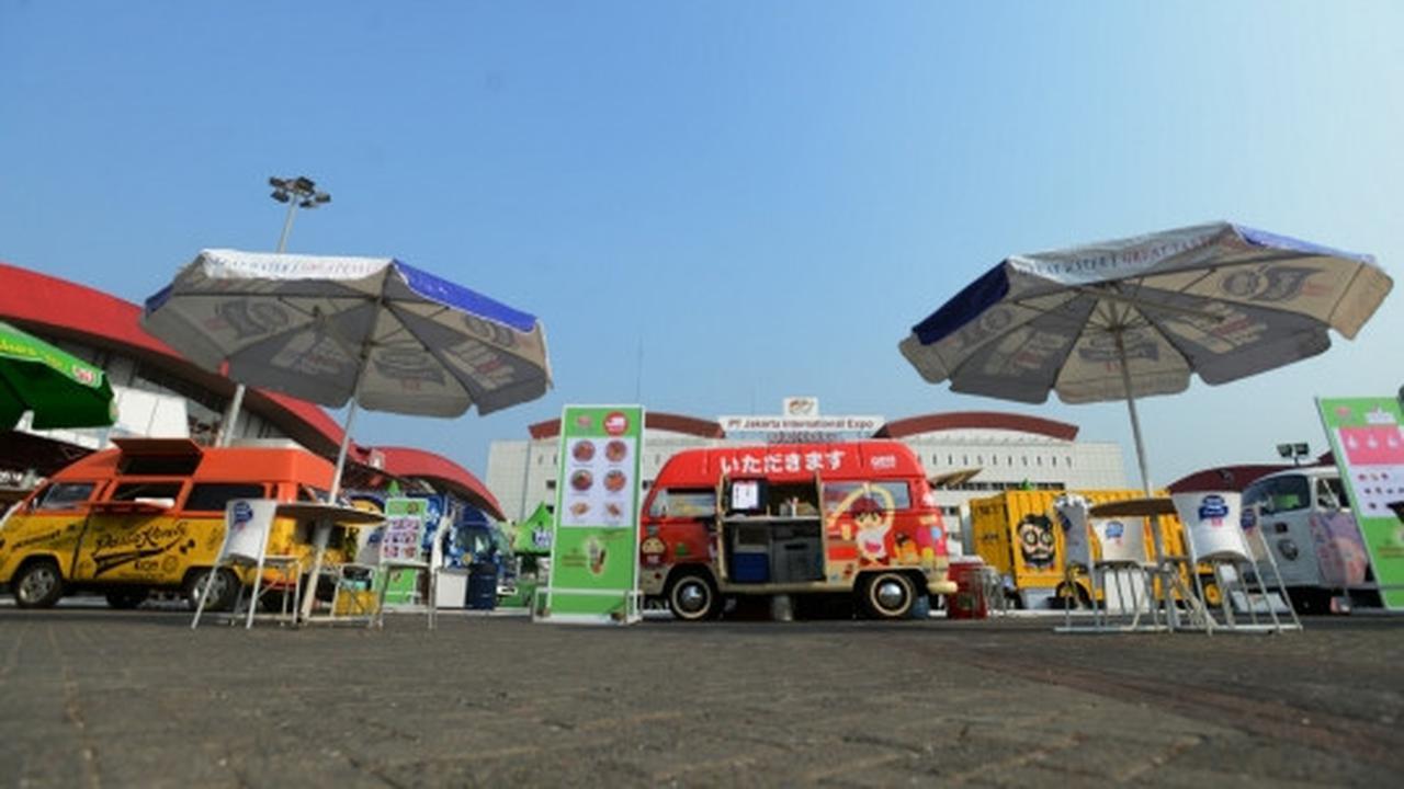 Menikmati kuliner unik food truck di IIMS 2015