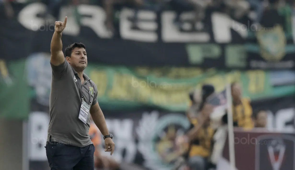 Pelatih Persebaya, Angel Alfredo Vera, saat pertandingan melawan PSMS pada laga perempat final Piala Presiden di Stadion Manahan, Solo, Sabtu, (3/2/2018). PSMS menang adu penalti atas Persebaya dengan skor 4-3. (Bola.com/M Iqbal Ichsan)