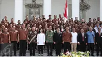 Presiden Jokowi berfoto bersama Kontingen Olimpiade Brasil 2016 usai pelepasan Tim Indonesia di halaman Istana Merdeka, Jakarta, Rabu (22/6). Sebanyak 26 atlet akan bertarung pada Olimpiade 2016 di Rio de Janeiro, Brasil. (Liputan6.com/Faizal Fanani)