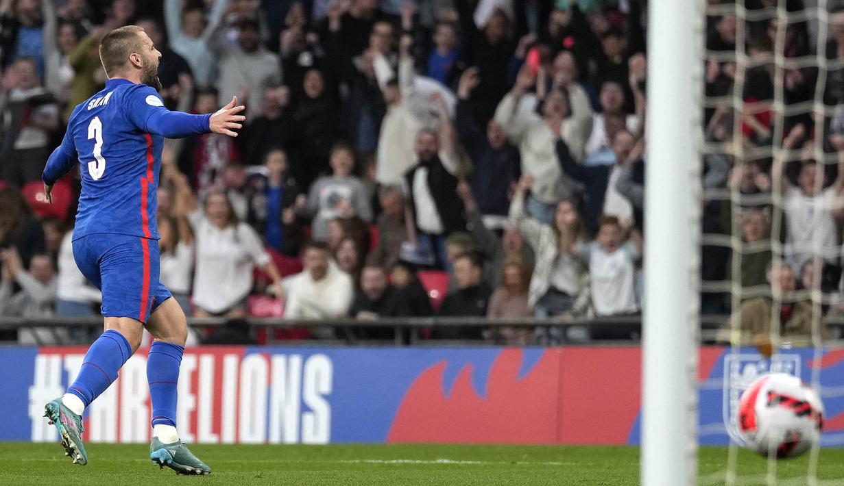 Inggris tampil lebih menekan demi bisa mengejar ketertinggalan. Hasilnya, The Three Lions mampu menyamakan skor lewat sepakan kaki kiri Luke Shaw yang tak mampu dibendung kiper Swiss Jonas Omlin. (AP/Alastair Grant)